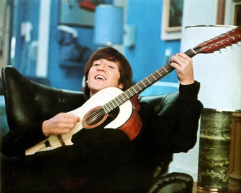 Subastarán la guitarra perdida de John Lennon con la que tocó en Help! con The Beatles