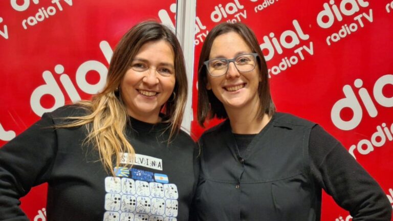 Silvina Estrella y Noelia Barahona, diseñaron un buso con el alfabeto Braille y Lengua de Señas