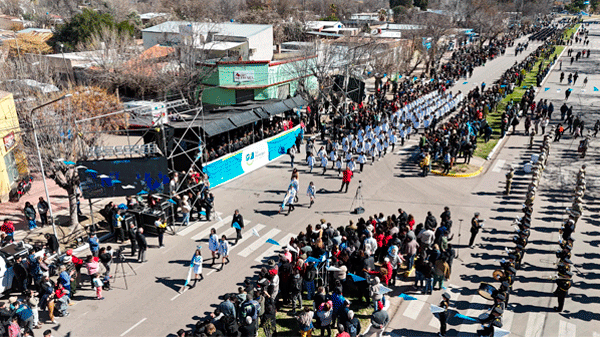 Una multitud disfrutó del tradicional desfile de Monte Comán