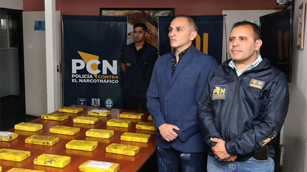 Secuestraron 26 kilos de cocaína con el sello delfín