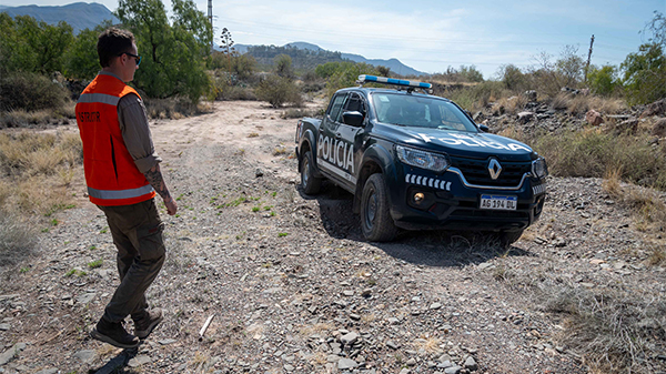 Enseñan a efectivos policiales a manejar camionetas