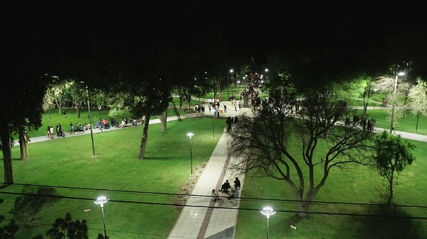 Una multitud en la inauguración de la plaza de Villa Atuel