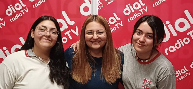 Caren García, Fiorella Barretti y Antonella Micoli, profesora y alumnas del Colegio Redentor