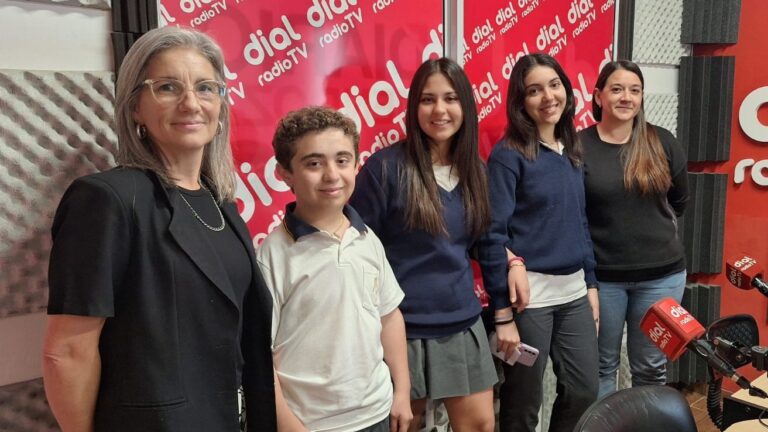 Estudiantes de Maristas crean una innovadora tabla periódica en braille y la donan al Museo