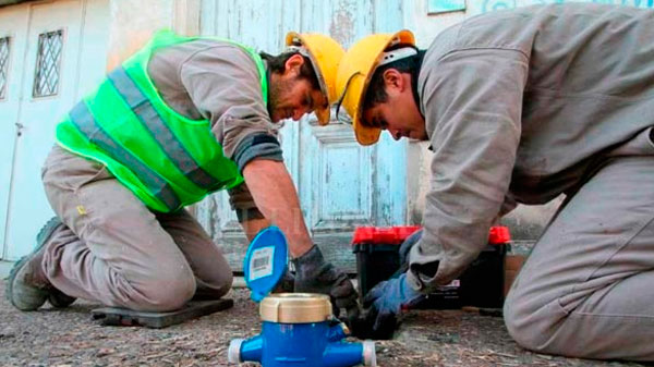 Cornejo dijo que todas las casas tienen que tener medidor de agua