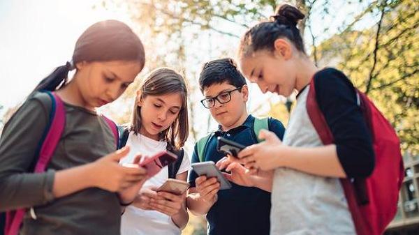 El 80% de los estudiantes mendocinos lleva el teléfono a la escuela