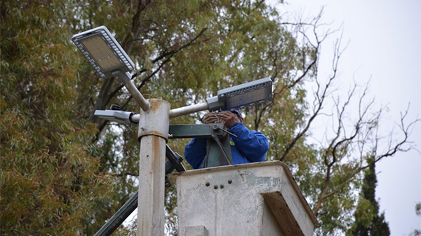 En San Rafael roban luces ubicadas a 9 metros de altura