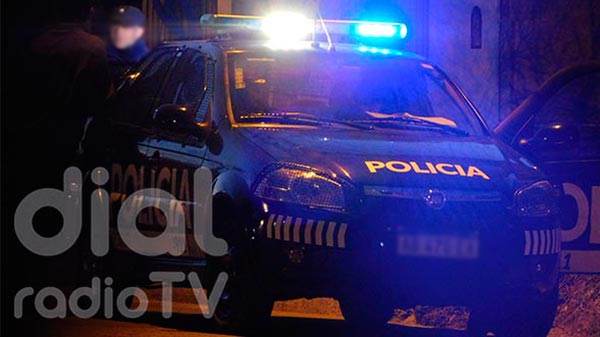 Vio a los policías, hizo marcha atrás y terminó en la acequia