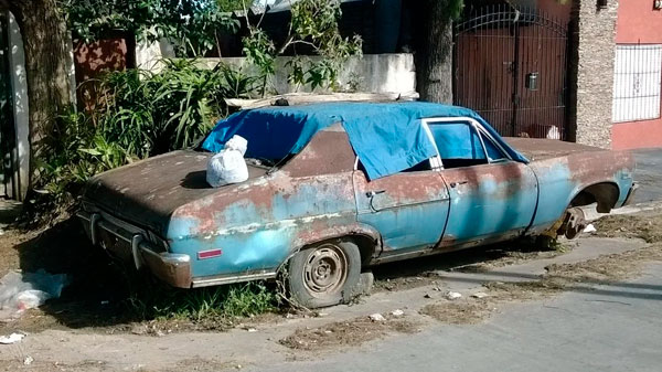 Recuerdan que está prohibido dejar autos abandonados en la vía pública
