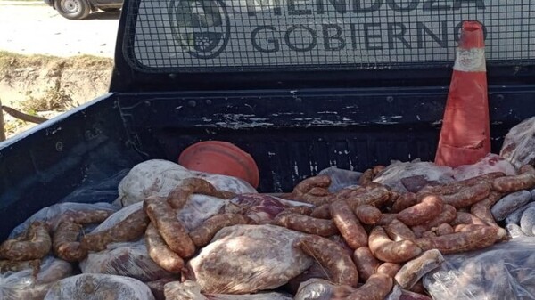 Secuestraron carne de “dudosa procedencia” y verduras que guardaban en un baño