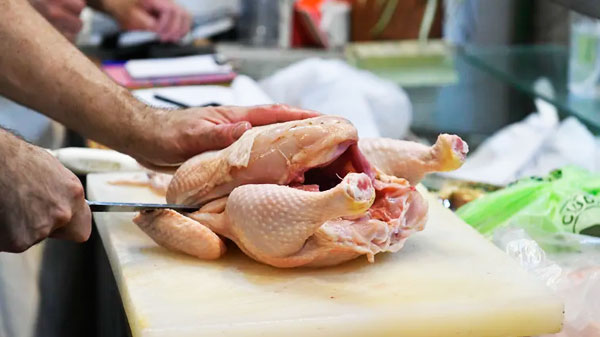 Por primera vez en la historia de Argentina, el consumo de pollo le ganó a la carne vacuna