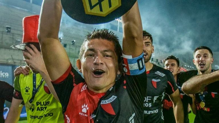 El Pulga Rodríguez suspendió su retiro y vuelve a Colón para salvarlo del descenso