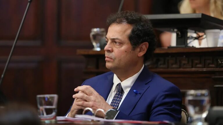 El senador provincial Germán Vicchi ha presentado un proyecto de ley para reutilizar los teléfonos celulares decomisados en las cárceles de Mendoza