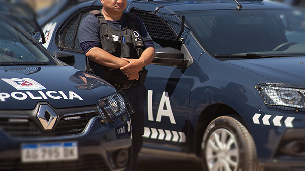 Echaron a tres policías