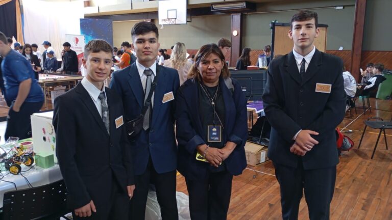 Laura Yonar, docente, junto a alumnos Simón Martínez y Genaro Valentini, estuvieron en #JustoATiempo