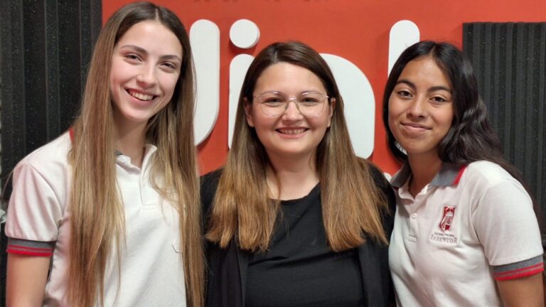 Caren García, Maia Aciar y Jazmín Orihuela, profesora y alumnas del Colegio Redentor