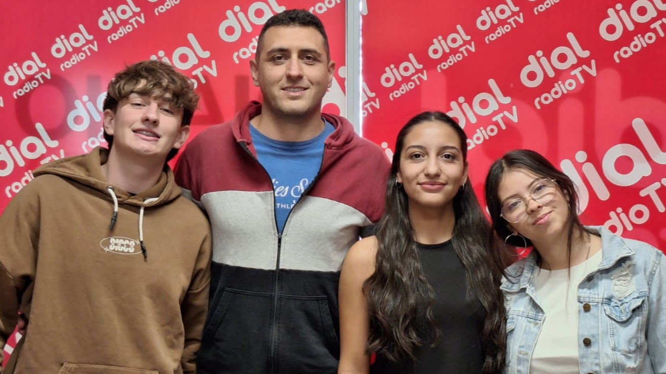 José Ciri, Ángeles Benega, Franco Giachero, profesor y alumnos de la Escuela 4-124 Reynaldo Merín