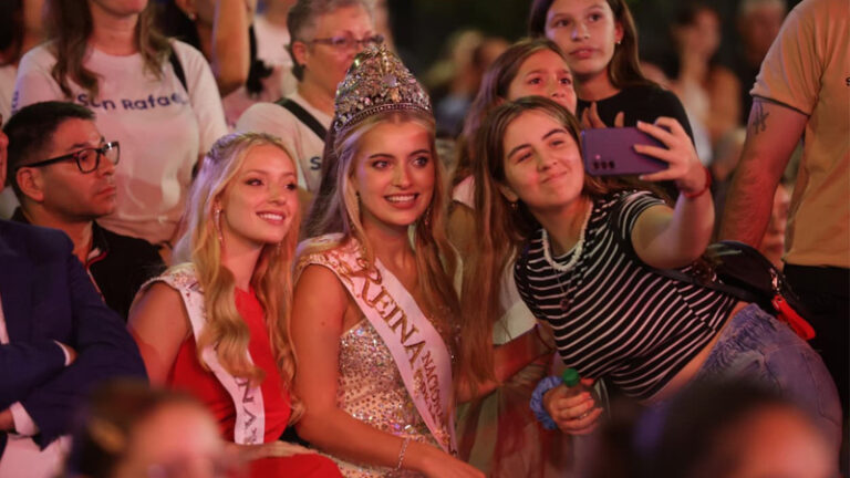 En una multitudinaria caravana, San Rafael recibió a su reina Azul Antolínez