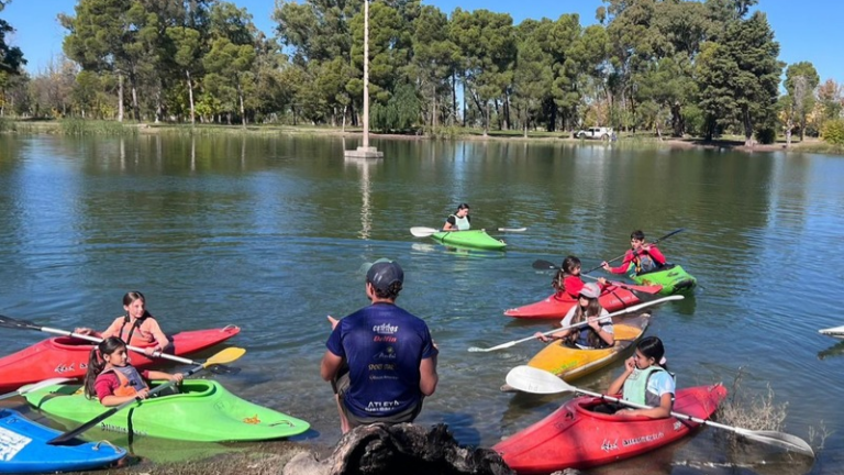 El municipio impulsa el canotaje y el rafting con clases abiertas