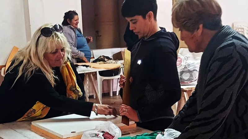 Ofrecen talleres cortos de tapicería y cocina