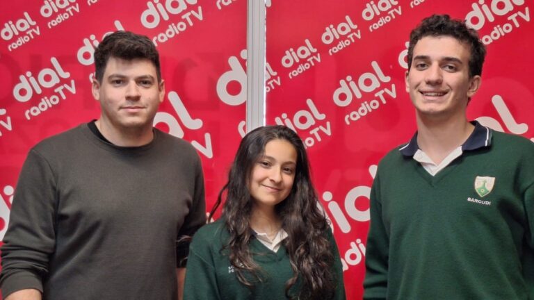 Félix Río, Sofía Pérez y Tomás Barcudi, profesor y alumnos del Colegio Del Carmen