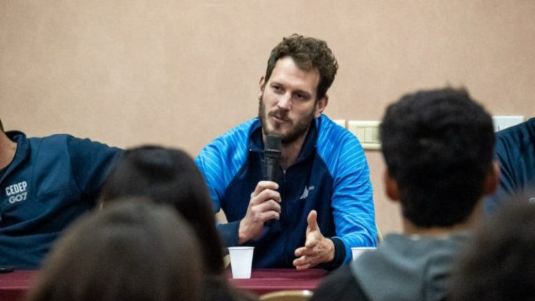 Federico Fernández: «Se ve que la gente acá respira handball y eso es bueno»