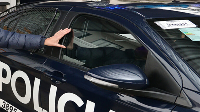Hizo marcha atrás y atropelló a una mujer