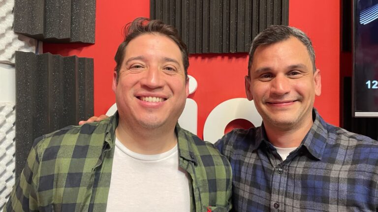 Diego Peña y sus personajes en «No está muerto quien pelea»
