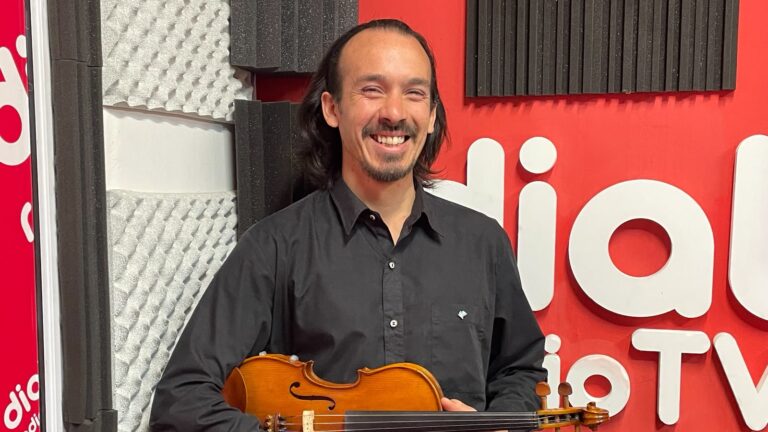 Leo Gaete en «No está muerto quien pelea». Su labor en el merendero «San José» y su faceta como violinista