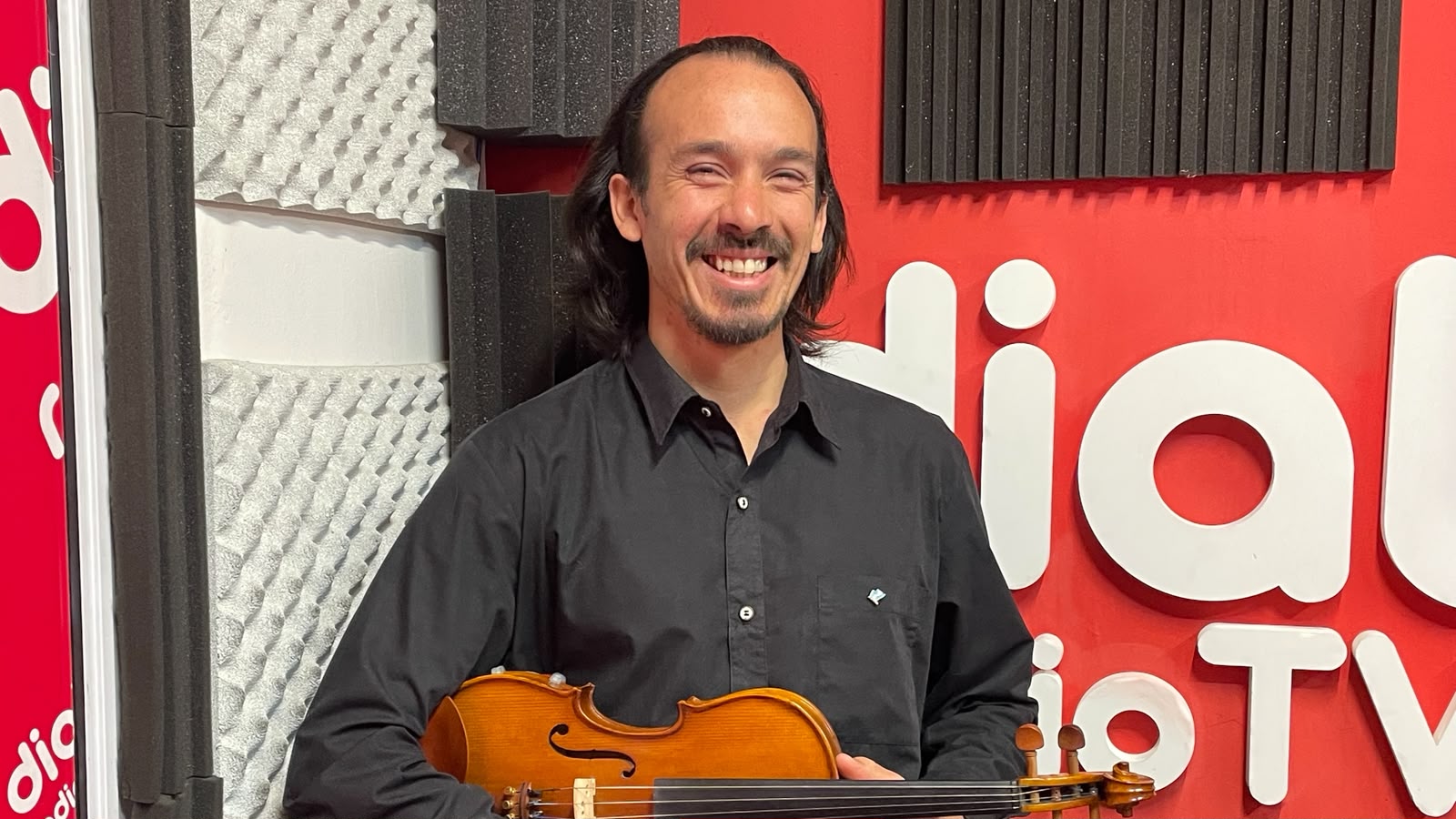 Leo Gaete en «No está muerto quien pelea». Su labor en el merendero «San José» y su faceta como violinista
