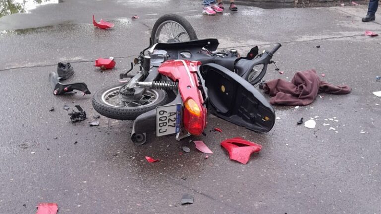 Buscan al conductor de una camioneta que colisionó con una moto