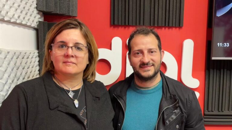 #MiraQuebueno Sandra Mesa docente y Carlos Giurdanella vicedirector de la escuela Manuel Ignacio Molina. Actividad sobre prevención sismica y primeros auxilios