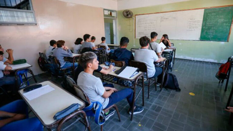 Solo una minoría de los alumnos llega a los 15 años sin repetir